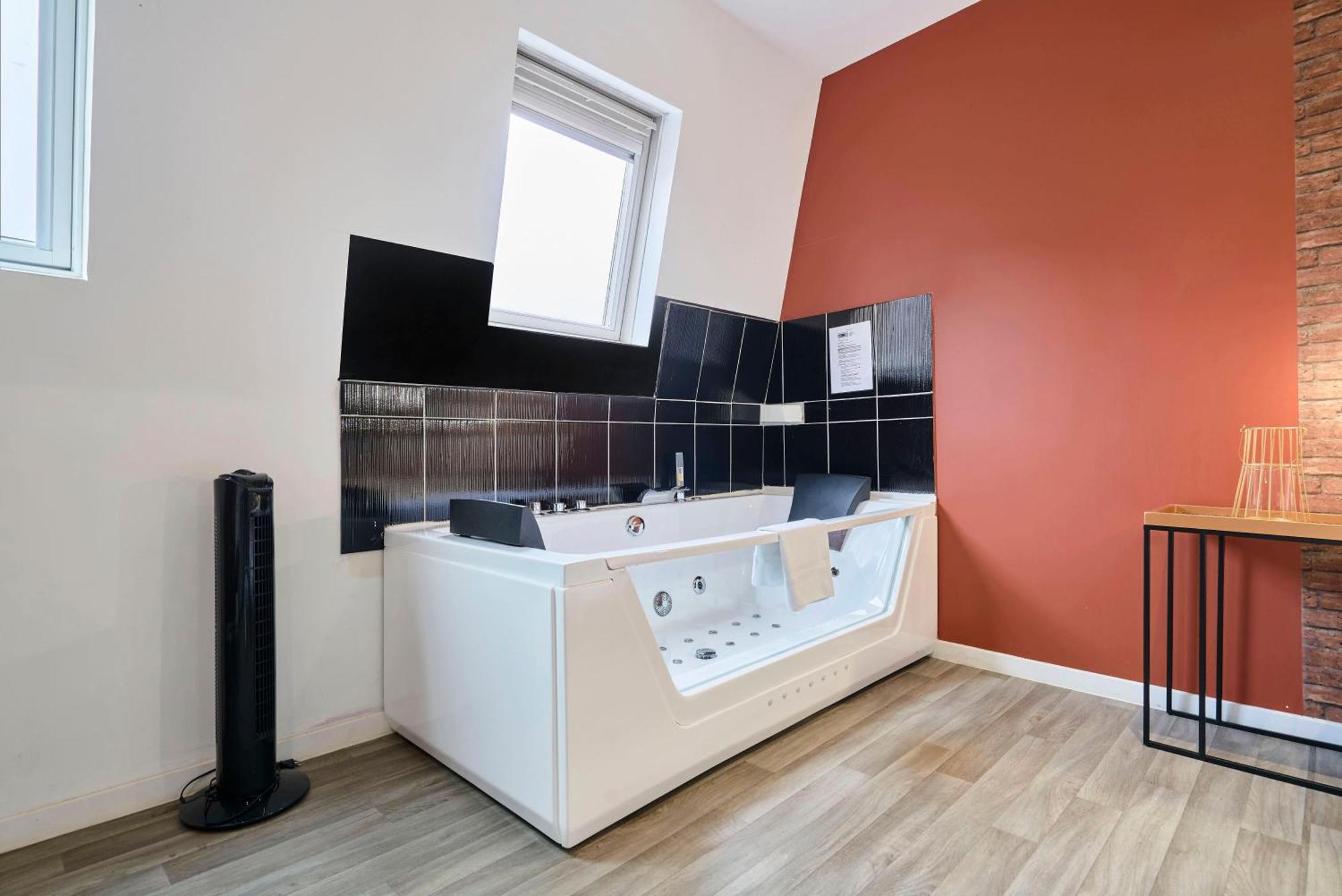Ng Suitehome - Lille I Roubaix Centre I Grand Place - Balneo - Netflix - Wifi Экстерьер фото